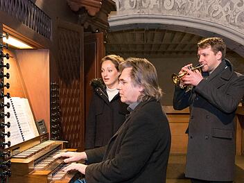 Peter Rottmann (Orgel), Yvonne Düring (Sopran) und Kilian Düring (Trompete) begeisterten das Publikum beim Neujahrskonzert. Foto: Björn Hein