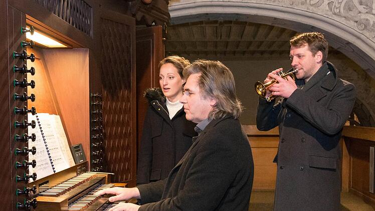 Peter Rottmann (Orgel), Yvonne Düring (Sopran) und Kilian Düring (Trompete) begeisterten das Publikum beim Neujahrskonzert. Foto: Björn Hein