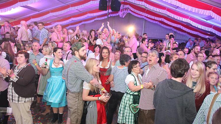 Bombenstimmung bis zum frühen Morgen herrschte beim Herbstfest der Stadt Rödental im Festzelt.