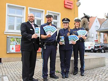 Axel Greif, Stadt- und Kreissparkasse Erlangen-Höchstadt-Herzogenaurach, Polizeihauptmann Bernd Bayer, Oberkommissarin Christiane Lederer und  Verkehrserzieherin Michaela Rosenthal. Foto: Franziska Rieger