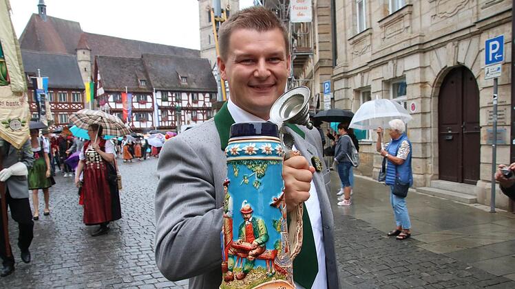 Damit der Fußmarsch zum Kellerwald nicht zu anstrengend wird nehmen
