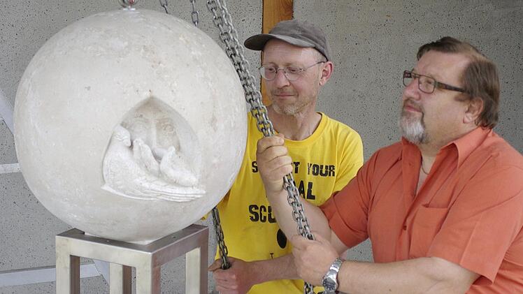 Manfred Öftring (rechts im Bild) war ein Aktivposten im öffentlichen Leben der Gemeinde Fuchsstadt. Der ehemalige 2. Bürgermeister initiierte und organisierte unter anderem den Bau der Dreifaltigkeitskapelle mit. Auf unserem Archivfoto aus dem Jahr 2013 positionieren Bildhauer Ralf Hartan (links) und Öftring die Weltkugel in der Dreifaltigkeitskapelle.