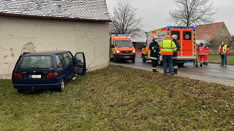 Unfall im Landkreis Bamberg: Frontal gegen Scheune gefahren