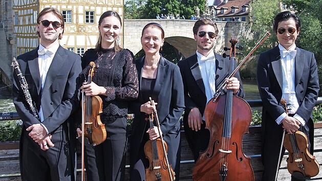 Jonathan Weimer (Klarinette) und Richard Verna (Violoncello), Barbara Wittenberg (Violine), Nina Junke (Violine) und Wen Xiao Zheng (Viola) geben am 12. Mai im Kaisersaal von Kloster Banz ein Konzert.