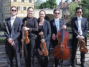 Jonathan Weimer (Klarinette) und Richard Verna (Violoncello), Barbara Wittenberg (Violine), Nina Junke (Violine) und Wen Xiao Zheng (Viola) geben am 12. Mai im Kaisersaal von Kloster Banz ein Konzert.