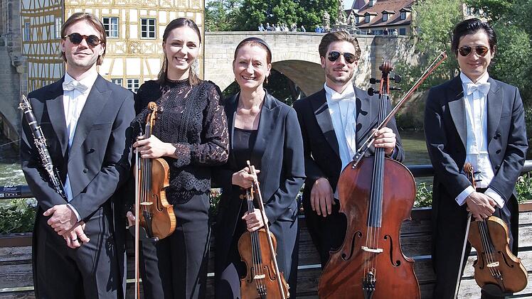 Jonathan Weimer (Klarinette) und Richard Verna (Violoncello), Barbara Wittenberg (Violine), Nina Junke (Violine) und Wen Xiao Zheng (Viola) geben am 12. Mai im Kaisersaal von Kloster Banz ein Konzert.