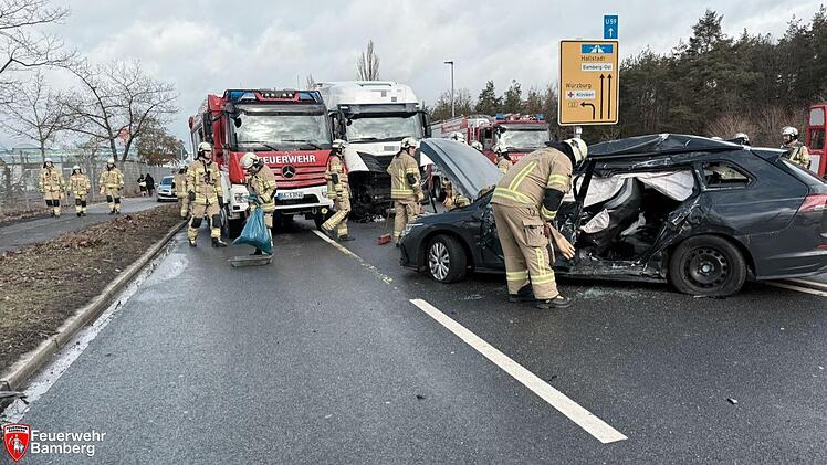 Schwerer Unfall in Bamberg: Autofahrer eingeklemmt