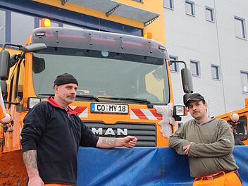 Eingespieltes Team: Beifahrer Kai Heinlein und Fahrer Oliver Seyfarth sind schon seit Jahren gemeinsam im Winterdienst unterwegs.