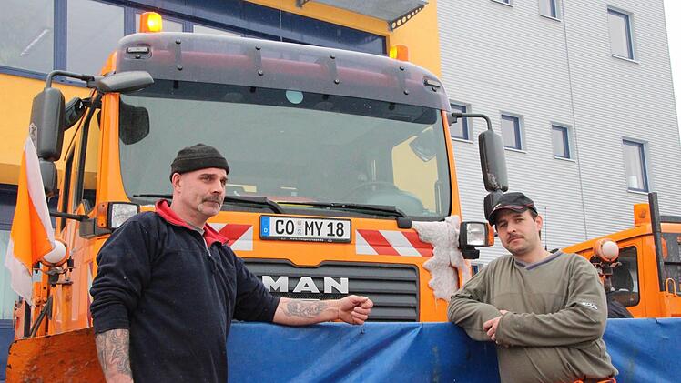 Eingespieltes Team: Beifahrer Kai Heinlein und Fahrer Oliver Seyfarth sind schon seit Jahren gemeinsam im Winterdienst unterwegs.