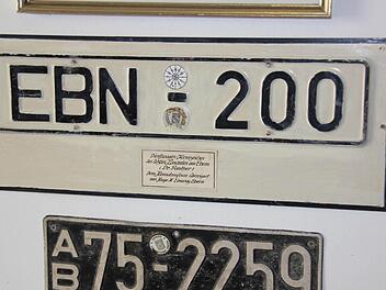 Das Kennzeichen des früheren Landrates von Ebern hängt seit Jahrzehnten im Heimatmuseum. Jetzt kehrt es zurück.