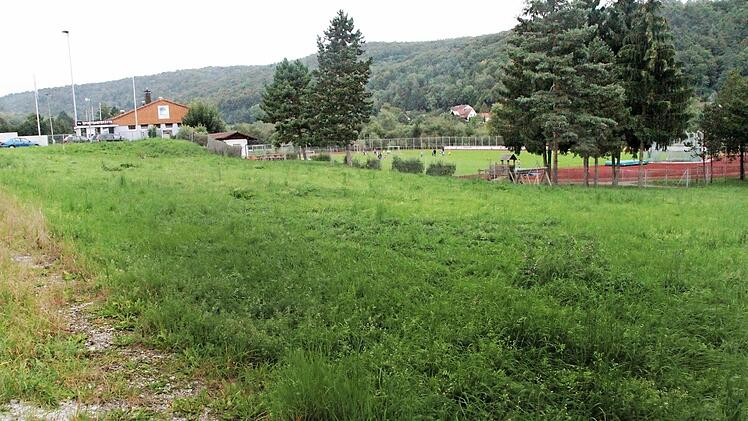 Zwischen den Stellplätzen an der Sportplatzstraße und dem Fußballplatz könnte die Tennis- und Kegelhalle entstehen. Foto: Josef Hofbauer