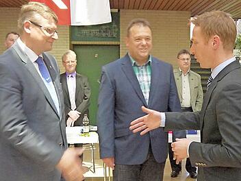 Die gute Stimmung im Meederer Gemeinderat - wie hier zwischen (von links) Bernd Dreßel (Freie Wähler), Gerald Göhring (SPD) und Bürgermeister Bernd Höfer (CSU/Landvolk) - scheint schon wieder eingetrübt zu sein. Bei der ersten "Arbeitssitzung" des Gemeinderates gab es jedenfalls schon wieder jede Menge Streitpotenzial. Foto: Berthold Köhler