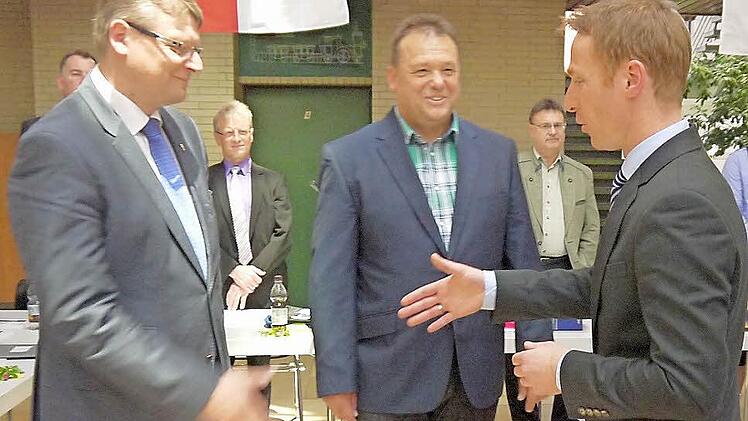 Die gute Stimmung im Meederer Gemeinderat - wie hier zwischen (von links) Bernd Dreßel (Freie Wähler), Gerald Göhring (SPD) und Bürgermeister Bernd Höfer (CSU/Landvolk) - scheint schon wieder eingetrübt zu sein. Bei der ersten "Arbeitssitzung" des Gemeinderates gab es jedenfalls schon wieder jede Menge Streitpotenzial. Foto: Berthold Köhler