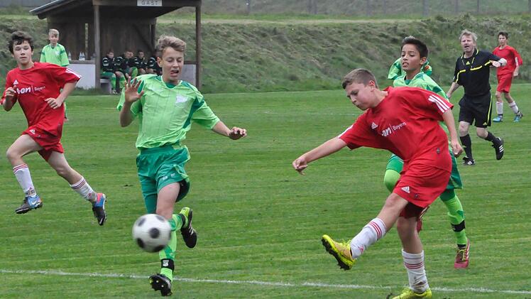 Dieses ist der erste Streich: Raphael Höchemer (rotes Trikot) erzielt in dieser Szene den Führungstreffer für die SG Wollbach. Zu spät kommt der Rettungsversuch vom Großbardorfer Nicola Feder. Foto: Anja Schmitt