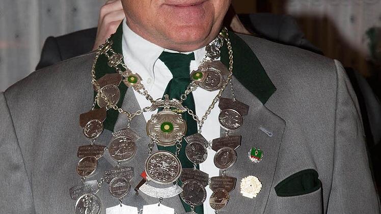 Norbert Friedrich aus M&uuml;nchen wurde die pr&auml;chtige Kaiserkette umgeh&auml;ngt.