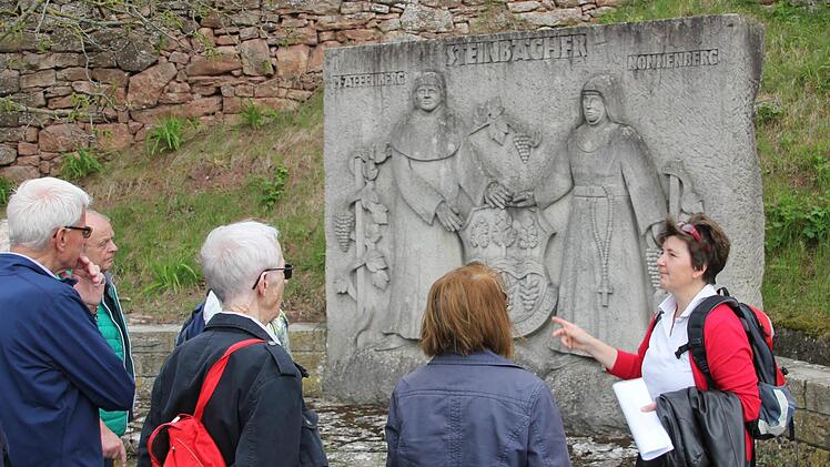 Am Denkmal für die beiden Steinbacher Lagen Pfaffenberg und Nonnenberg. Rechts: Heidi Schick