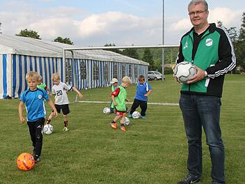Der SV Hutschdorf baut auf die Jugend und setzt ein Zeichen für die Zukunft. Auf dem Areal zwischen der Kreisstraße und den Sportplätzen wird ein Sportheim gebaut. Auf dem Baugrund steht derzeit das Festzelt für die Sportplatzkerwa. Foto: Alexander Hartmann