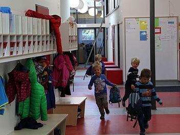 Der Flur bietet viel Platz und lädt die Kinder in verschiedene Räume ein. Foto: Katharina Müller-Sanke