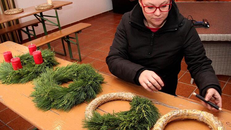 Vera Nagengast zeigt einen Adventskranz in verschiedenen Stadien. Foto: Johanna Blum