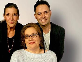 Ingrid Beck (Mitte) ist zu Gast beim "Primetime-Talk" im österreichischen Fernsehen. Eingeladen wurden sie von den Moderatoren Katy Karrenbauer und Bernhard Schwendemann. Foto: Primetime-Talk