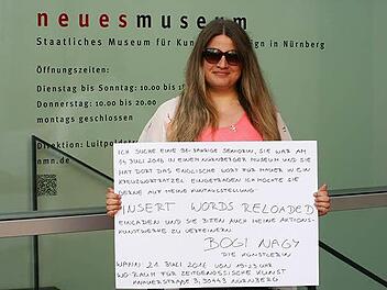 Mit einem Schild in der Hand hat sich Bogi Nagy vor das Neue Museum gestellt. Foto: Bogi Nagy's World