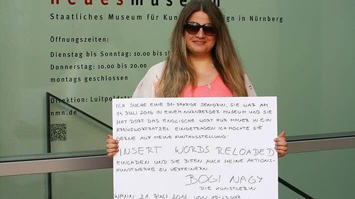 Mit einem Schild in der Hand hat sich Bogi Nagy vor das Neue Museum gestellt. Foto: Bogi Nagy's World