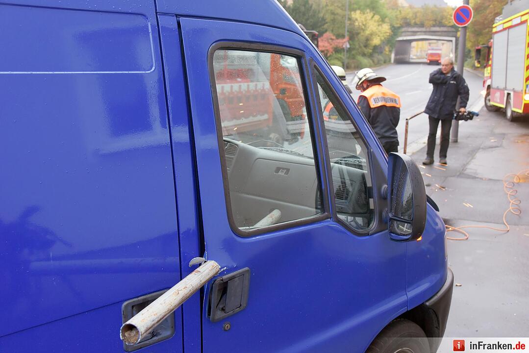 Unfall in Würzburg: Metallstange durchbohrt Kleintransporter
