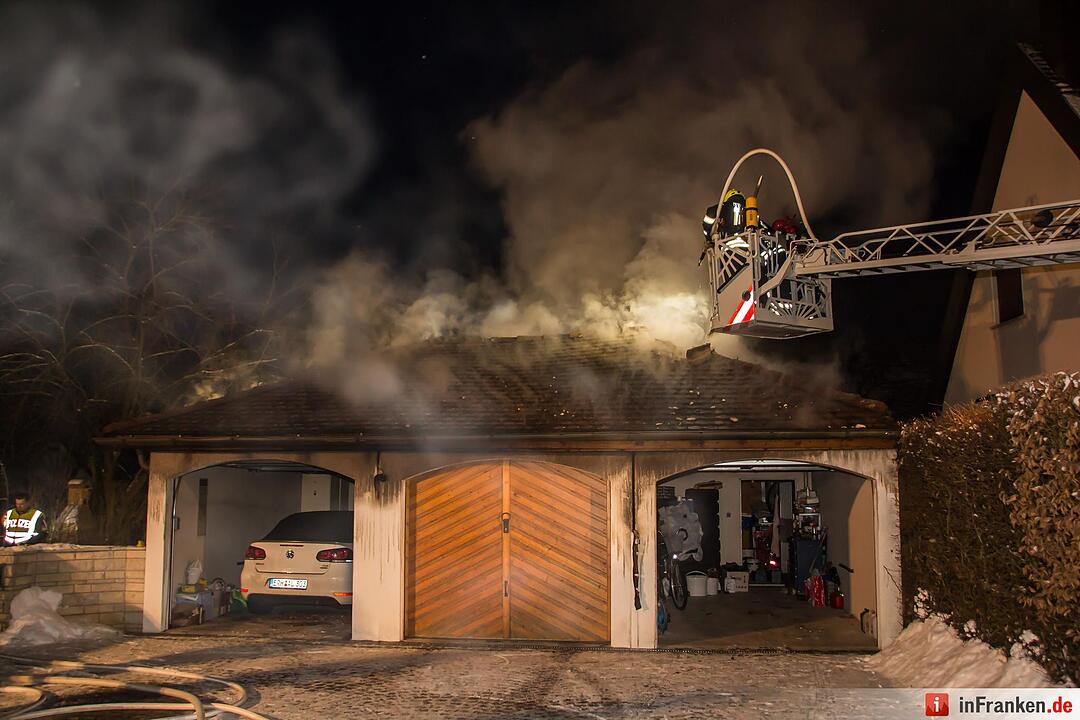 Rauchwolke über Baiersdorfer Wohngebiet - Dachstuhl einer Dreifachgarage in Brand