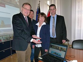OB Andreas Starke schaltete symbolisch die neue Internetseite frei, mit dabei Stiftungsmanagerin Claudia Schelbert, Homepage-Projektleiter Andreas Fischer sowie Finanz- und Stiftungsreferent Bertram Felix. Foto: Marion Krüger-Hundrup