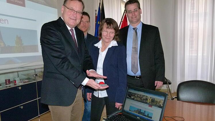 OB Andreas Starke schaltete symbolisch die neue Internetseite frei, mit dabei Stiftungsmanagerin Claudia Schelbert, Homepage-Projektleiter Andreas Fischer sowie Finanz- und Stiftungsreferent Bertram Felix. Foto: Marion Krüger-Hundrup