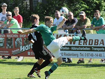 Über den Kampf zum Erfolg: Diese Devise setzte auch Riedenbergs Manuel Schuhmann (rechts) gegen den Sander Lukas Hager um.  Fotos: ssp