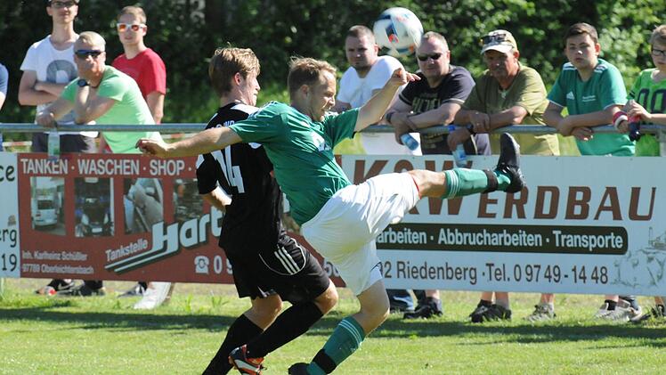 Über den Kampf zum Erfolg: Diese Devise setzte auch Riedenbergs Manuel Schuhmann (rechts) gegen den Sander Lukas Hager um.  Fotos: ssp