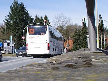 Im Umfeld der Bundesstraßen-Kreuzung ist Vorsicht geboten. Hier "verirren" sich ab und zu Menschen auf die Fahrbahn der B 173, weil sie abkürzen wollen. Foto: Marco Meißner