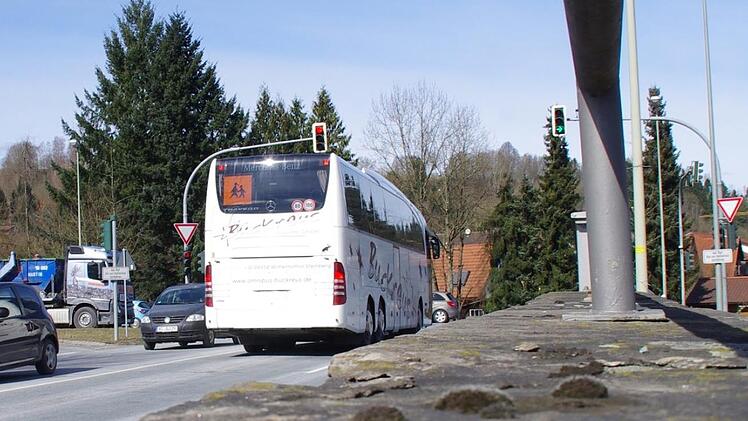 Im Umfeld der Bundesstraßen-Kreuzung ist Vorsicht geboten. Hier "verirren" sich ab und zu Menschen auf die Fahrbahn der B 173, weil sie abkürzen wollen. Foto: Marco Meißner