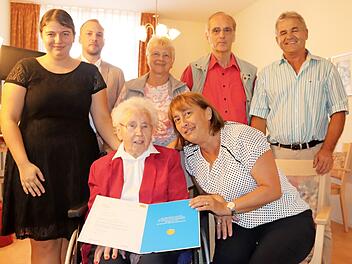Die Jubilarin ist stolz auf die Urkunde vom Bayerischen Ministerpräsidenten: vorne von links Ella Zaremba und Gabriele Klaußner, dahinter von links Stephanie Willner, Michael Leitmeier, Eva und Jörg Bubel sowie Ludwig Nagel. Foto: Johanna Blum