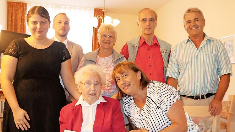 Die Jubilarin ist stolz auf die Urkunde vom Bayerischen Ministerpräsidenten: vorne von links Ella Zaremba und Gabriele Klaußner, dahinter von links Stephanie Willner, Michael Leitmeier, Eva und Jörg Bubel sowie Ludwig Nagel. Foto: Johanna Blum