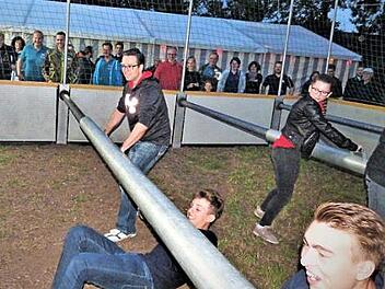 Das "Lebend-Kicker-Turnier" sorgte ohne Zweifel für eine Bereicherung des Gemeinde-Feuerwehrtages. Die acht Mannschaften lieferten sich packende Duelle wie hier die Floriansjünger aus Waldau und die Jugend-Feuerwehr Brücklein.