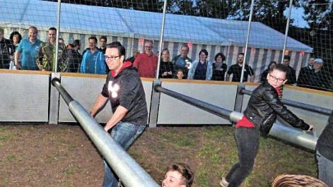 Das "Lebend-Kicker-Turnier" sorgte ohne Zweifel für eine Bereicherung des Gemeinde-Feuerwehrtages. Die acht Mannschaften lieferten sich packende Duelle wie hier die Floriansjünger aus Waldau und die Jugend-Feuerwehr Brücklein.