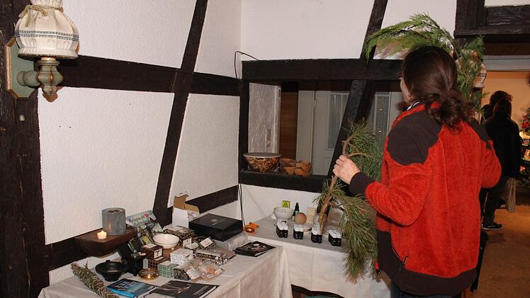 Kräuterfrau Carola Speerschneider schmückt ihren Stand.  Foto: Carmen Schwind