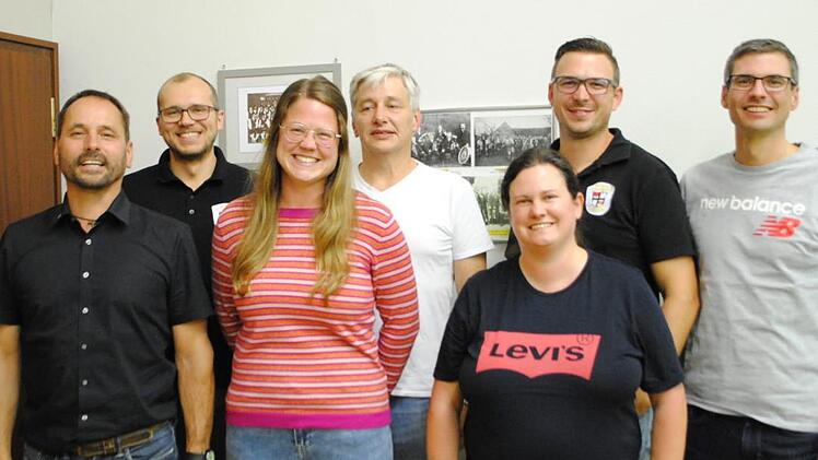 Die neue Vorstandsriege des Musikvereins Riedenberg: Vo li. Wilfried Helfrich (2. Kassier), Christian Hergenröder (2. Schriftführer), Katharina Klug (1. Schriftführerin), Klaus Schumm (1. Kassier), Jasmin Hornung (2. Vors.), Florian Leimbach (1. Vors.), Dirigent Andreas Schumm. Foto: Evelyn Schneider