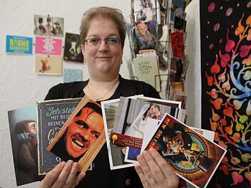 Zehn bis 15 Postkarten schreibt die Höchstadterin Verena Zepter pro Woche.  Fotos: Franziska Rieger