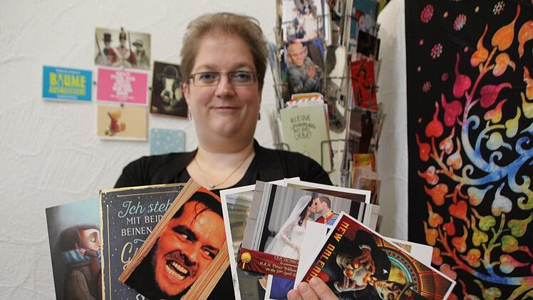 Zehn bis 15 Postkarten schreibt die Höchstadterin Verena Zepter pro Woche.  Fotos: Franziska Rieger