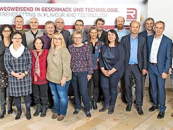 Hauptgesellschafter Frank K&uuml;hne und Gesch&auml;ftsf&uuml;hrer Florian Knell konnten 22 Mitarbeiter der Firma Raps f&uuml;r ihre Treue und ihr Engagement auszeichnen. Im Stammwerk sind 16 Geehrte besch&auml;ftigt, vier arbeiten beim Tochterunternehmen LogSpice, und jeweils ein Jubilar kommt von Batania Direct sowie vom Raps-Fresh-Werk in Versmold.  Foto: privat