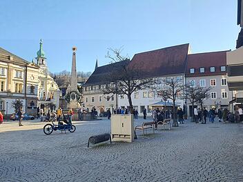 In zwei langen Schlangen standen die Menschen am Sonntagnachmittag vor der Eisdiele "San Remo" auf dem Marktplatz an. Foto: Christine Fischer