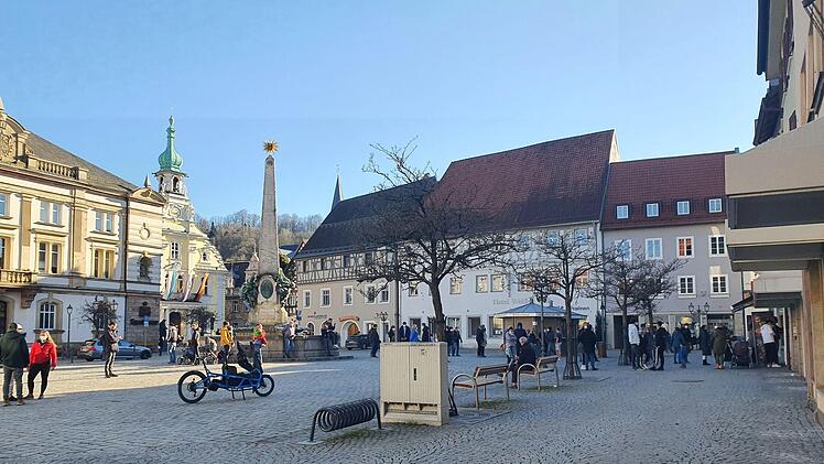 In zwei langen Schlangen standen die Menschen am Sonntagnachmittag vor der Eisdiele "San Remo" auf dem Marktplatz an. Foto: Christine Fischer