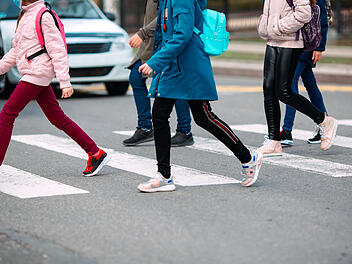 Schulkinder, Zebrastreifen, Verkehr, Gefahr