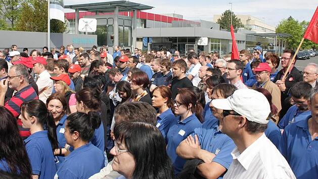 Dicht gedrängt standen die Erlanger Metaller am Donnerstag beim Warnstreik im Erlanger Stadtwesten vor den Siemens-Werkstoren