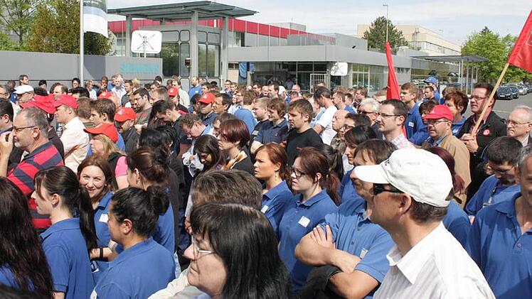 Dicht gedrängt standen die Erlanger Metaller am Donnerstag beim Warnstreik im Erlanger Stadtwesten vor den Siemens-Werkstoren