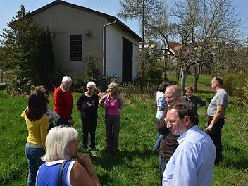 Auf dieser Scheune an der Bamberger Straße soll eine Mobilfunkantenne errichtet werden. Anwohner des Wohngebietes an der Helmholtzstraße (im Hintergrund) wollen das verhindern und haben bereits über 1000 Unterschriften gesammelt. Foto: Ronald Rinklef