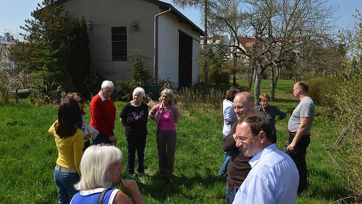 Auf dieser Scheune an der Bamberger Straße soll eine Mobilfunkantenne errichtet werden. Anwohner des Wohngebietes an der Helmholtzstraße (im Hintergrund) wollen das verhindern und haben bereits über 1000 Unterschriften gesammelt. Foto: Ronald Rinklef